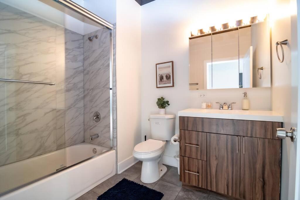 Mccormick Place Beautiful 2Br Apartment With Optional Parking Sleeps Up To 8 Near Soldier Field, Grant Park And Lakefront Trail ชิคาโก ภายนอก รูปภาพ